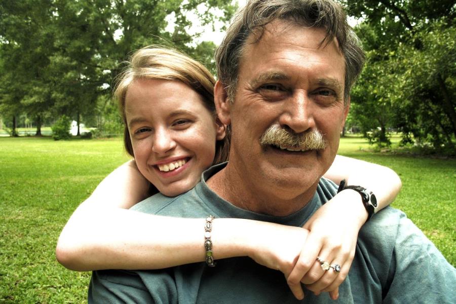 Padre e hija sonriendo