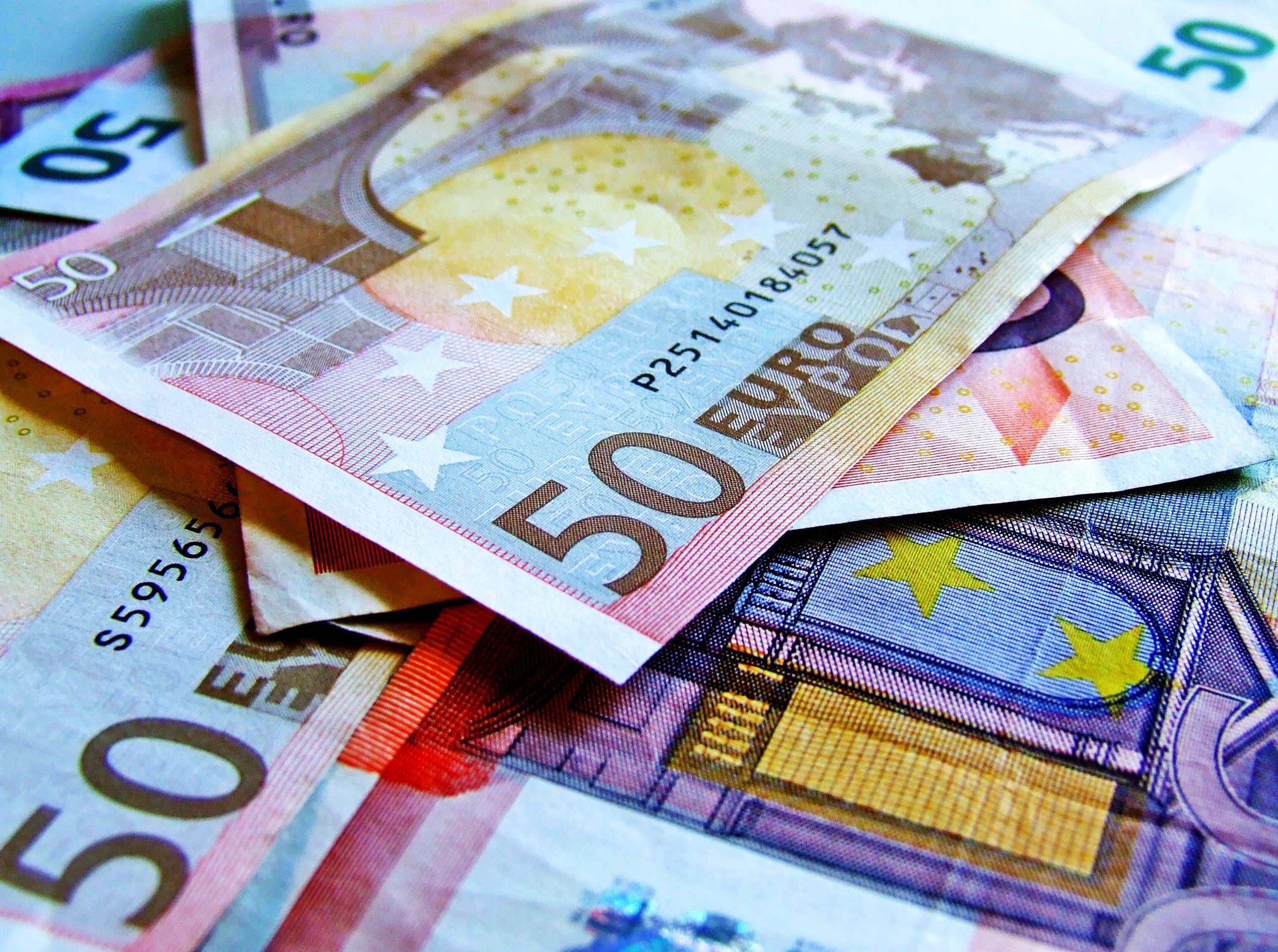 briefjes van 50 euro verspreid over een tafel