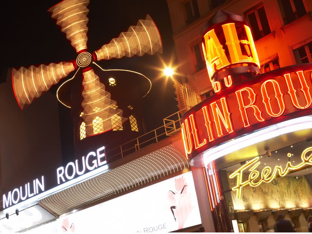 A picture of the entrance of Moulin Rouge at night 
