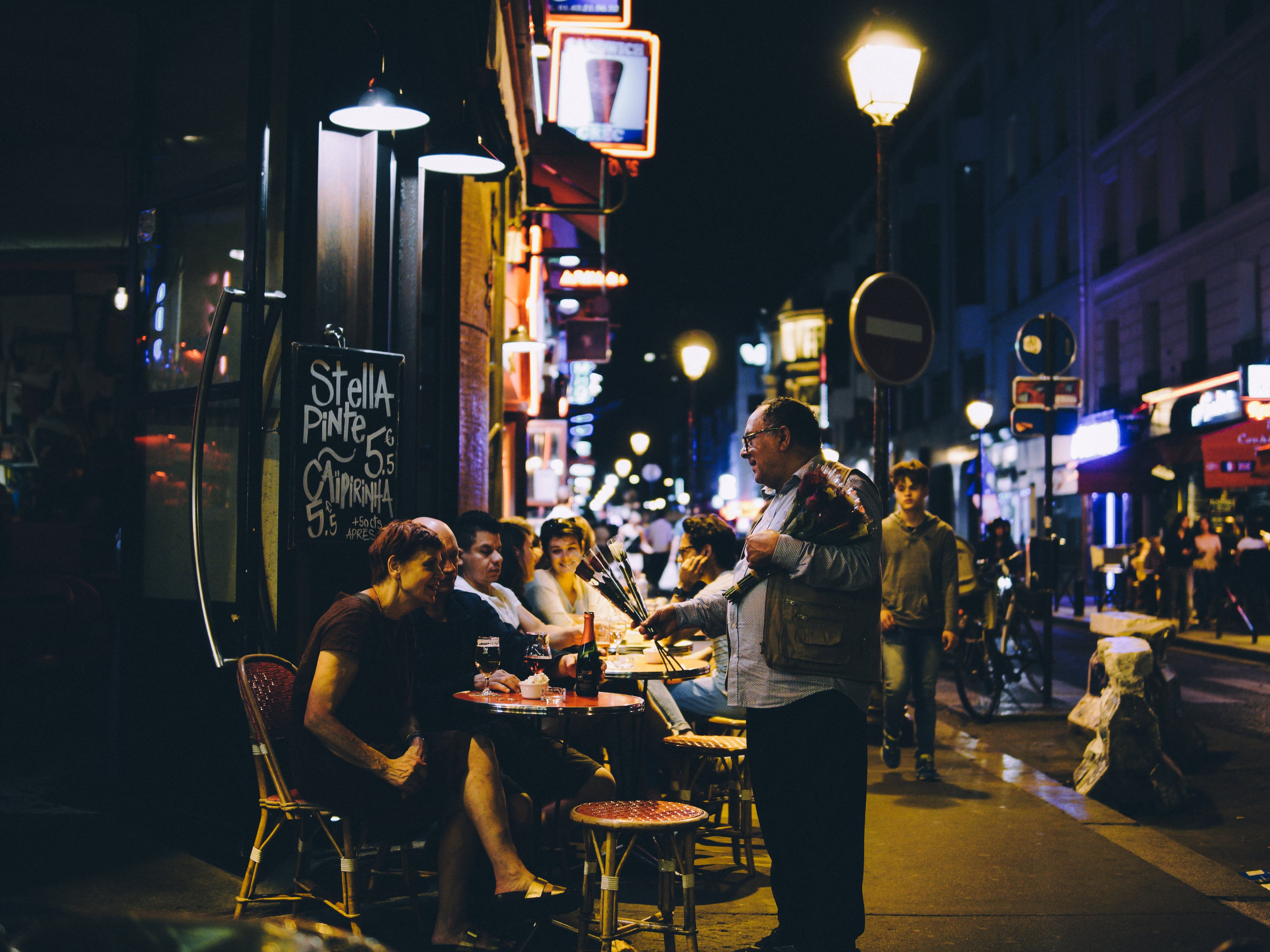 You go out this evening. Кафе ночных огней. Live Music Bar Paris. Go out at Night. Фотографии сидя на стуле ночью на улице у ресторана.
