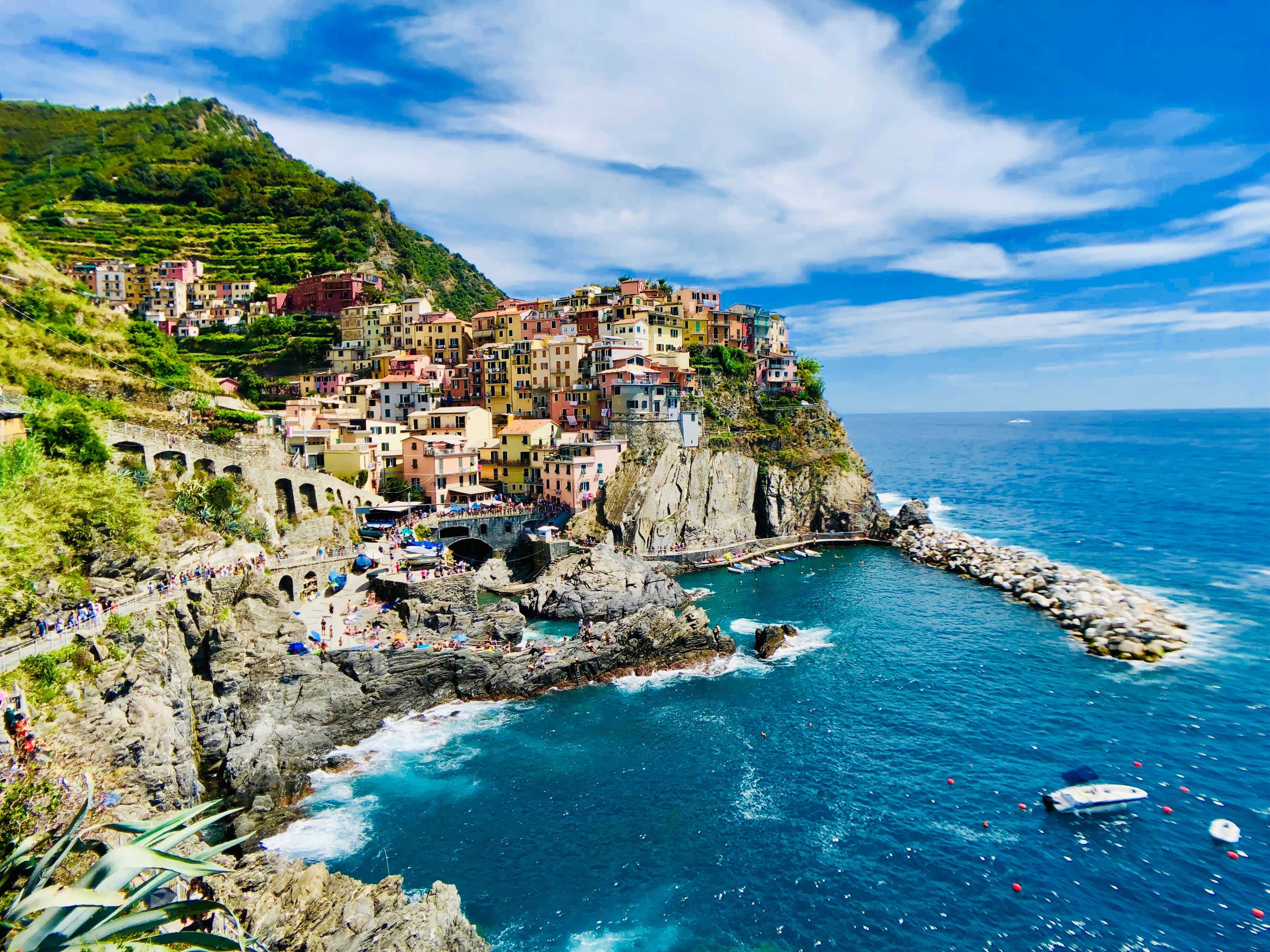A picture of a village on the coast of the Cinique Terre area in Italy