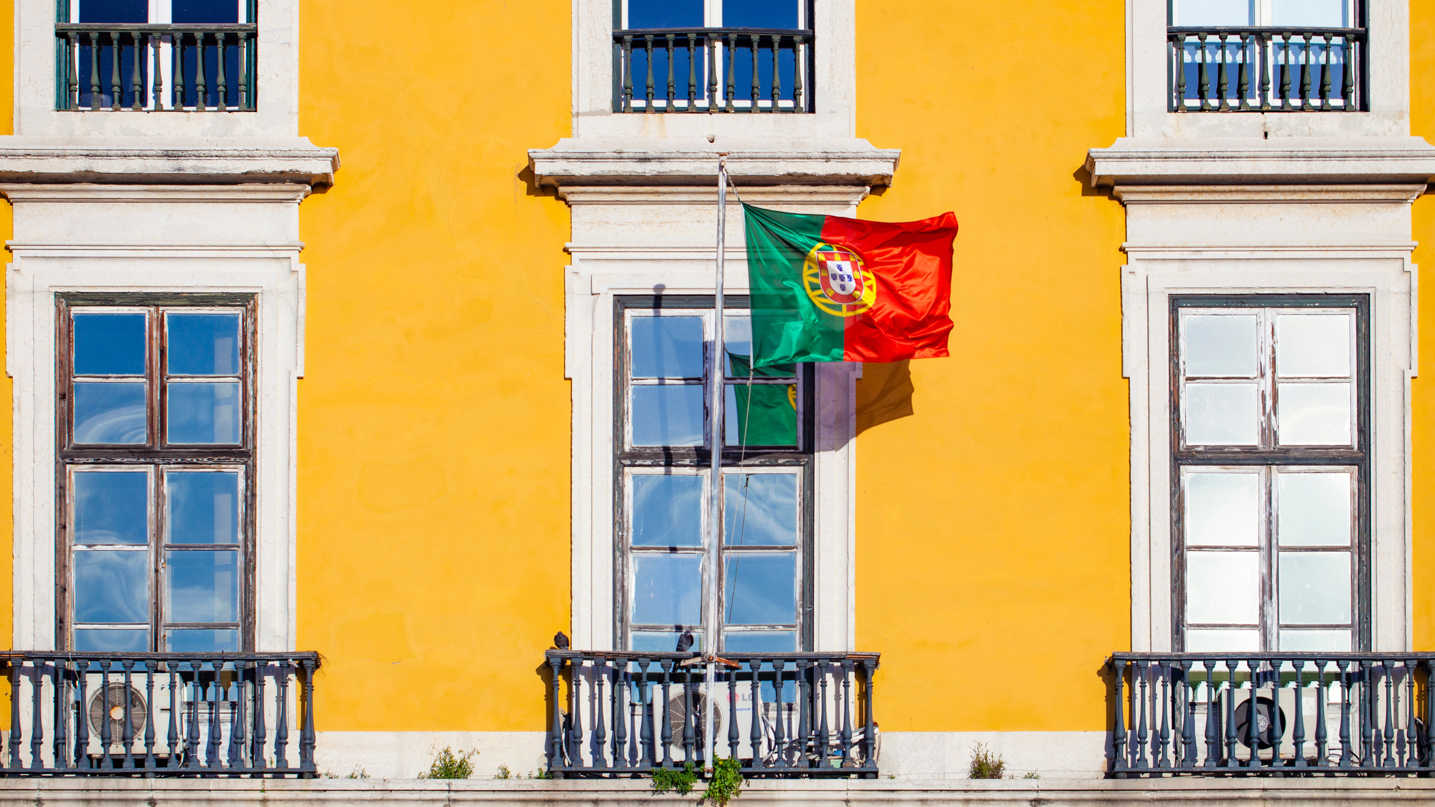 Exploring average salaries in Portugal