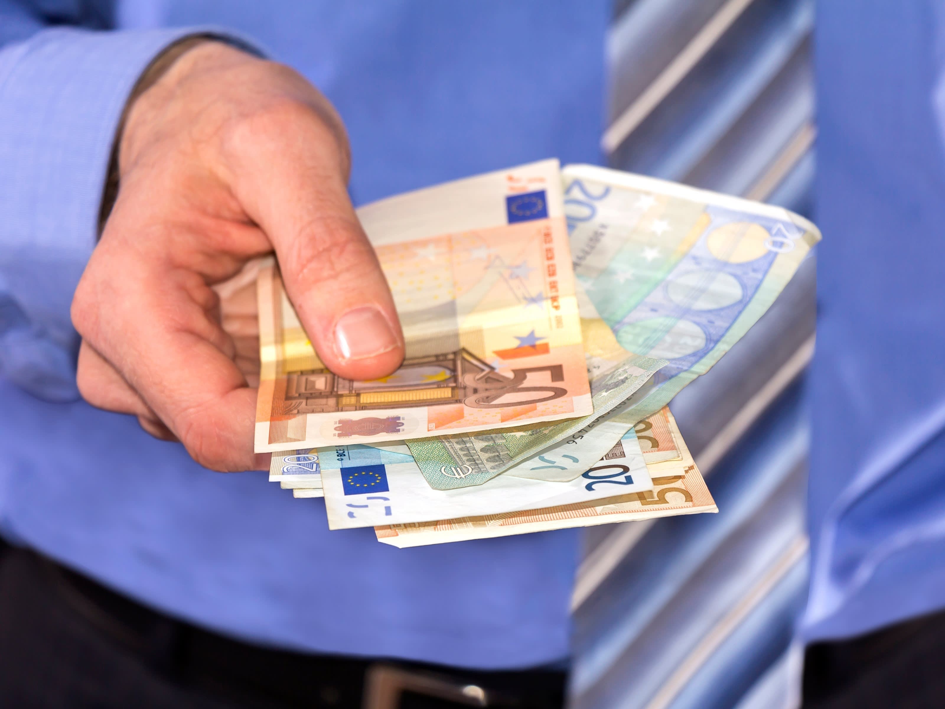 A person handing over around 160 euro 
