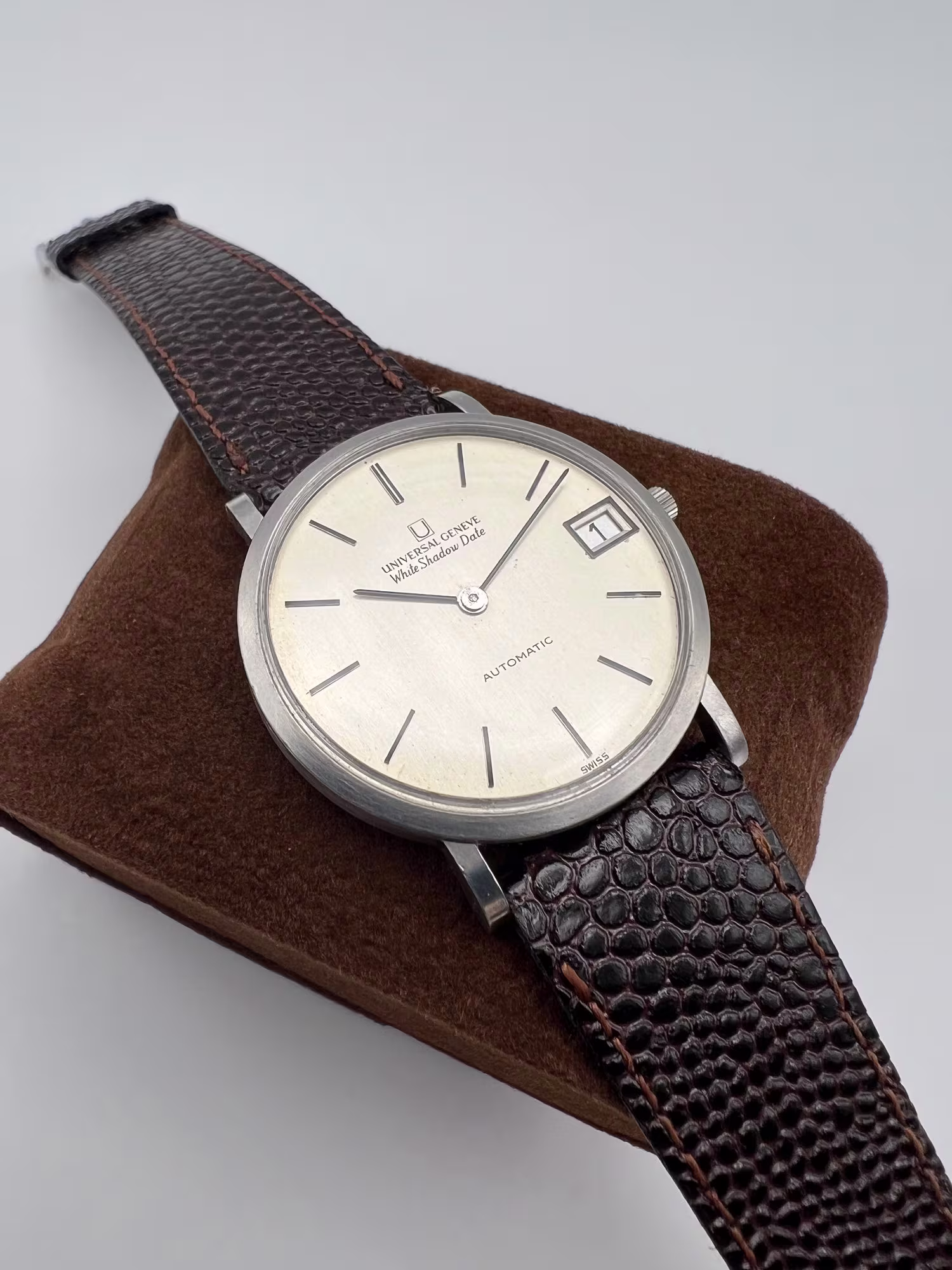 Universal Geneve White Shadow Date, 1970s, dial straight on