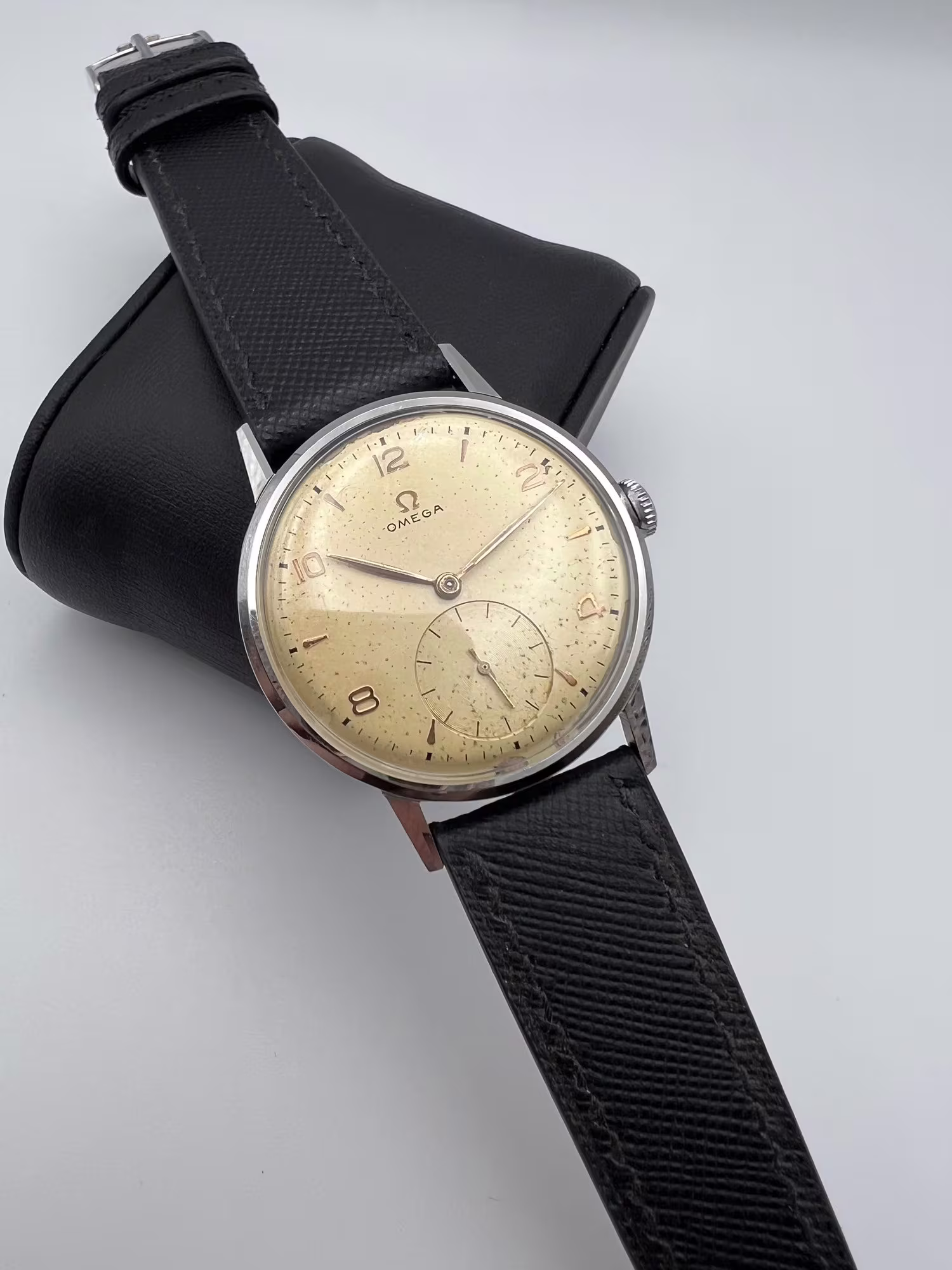 Omega Dress Watch 1950s, manual wind three-hand — dial straight on