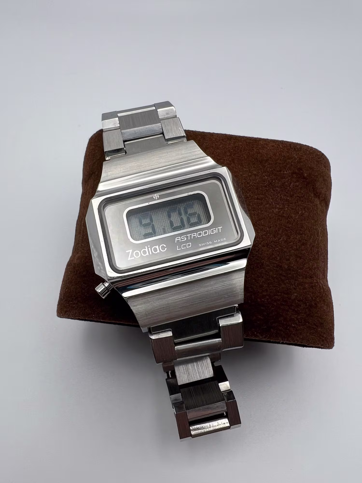 Zodiac Astrodigit LCD 1970s, dial straight on