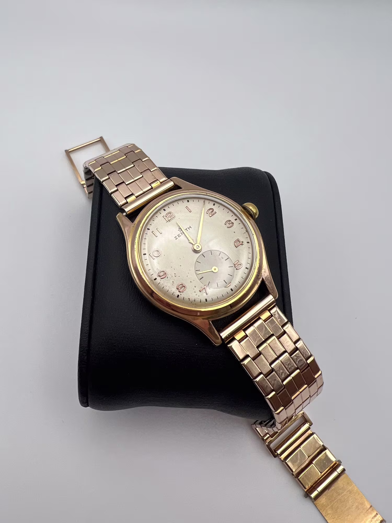 Zenith cal. 106-6 33mm Gold-Plated Dress Watch from 1950s, dial straight on