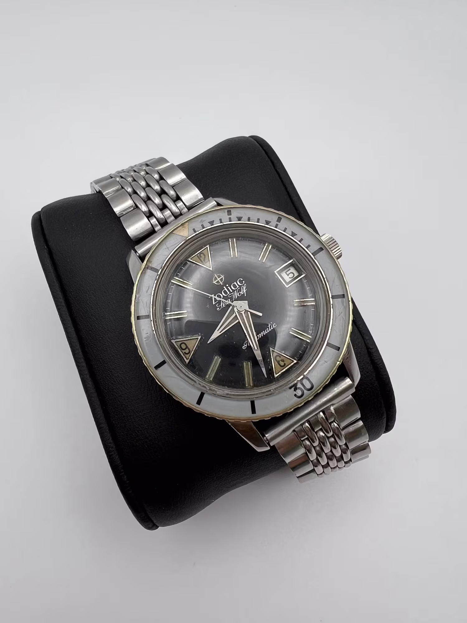 Zodiac Sea Wolf 20ATM ref. 722-916 / 722-946 cal. 72B 35.5mm Stainless Steel Dive Watch with Bakelite Bezel from 1960s, dial straight on