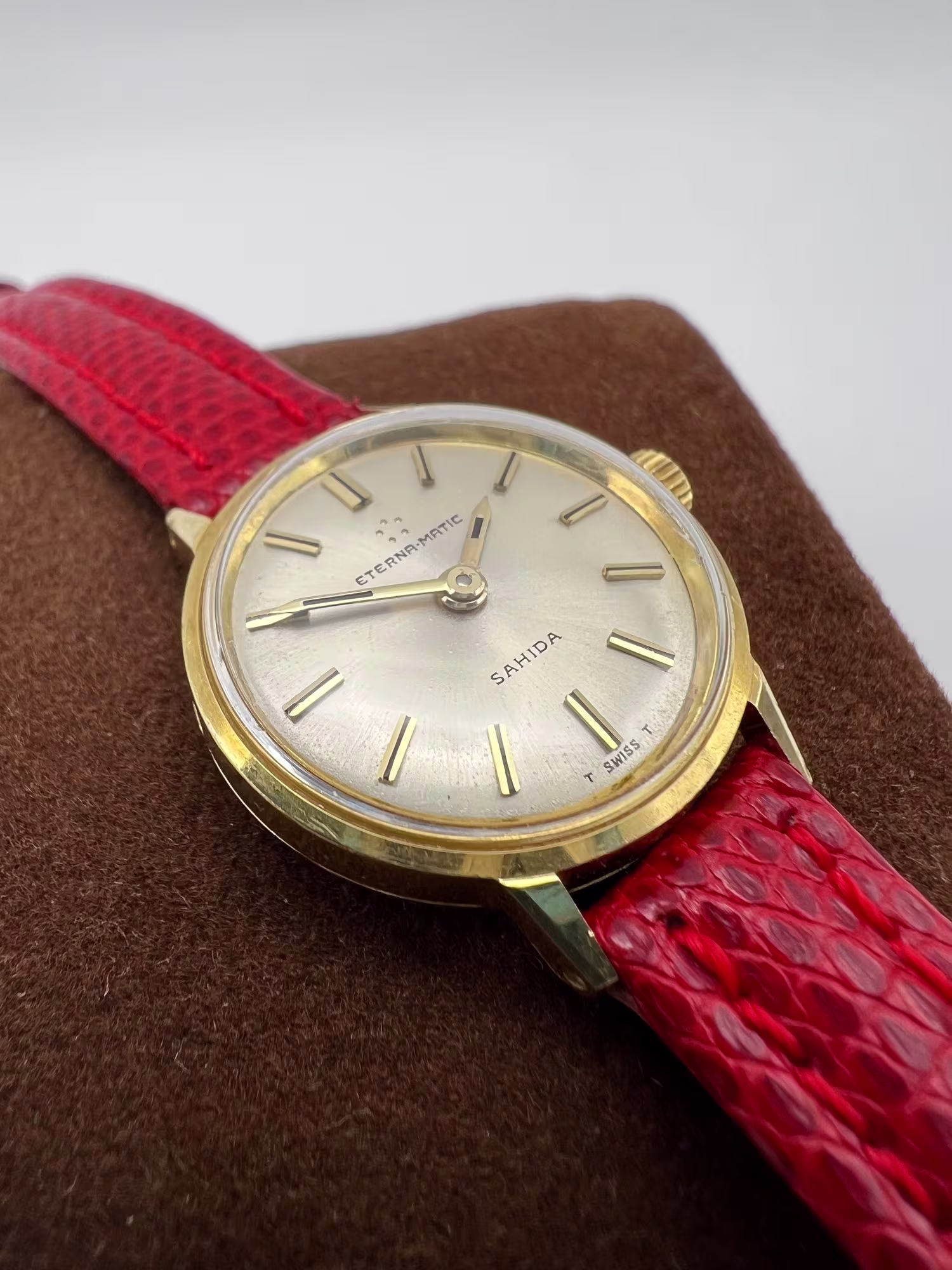 Eterna-Matic Sahida 18K Gold Ladies Dress Watch, Vintage, dial straight on