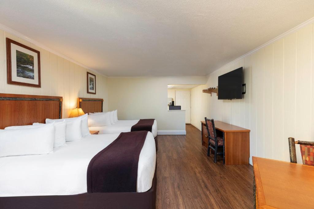 Signature Queen Guestroom