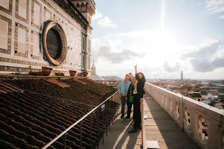 Walks Florence Alone in Duomo 0107