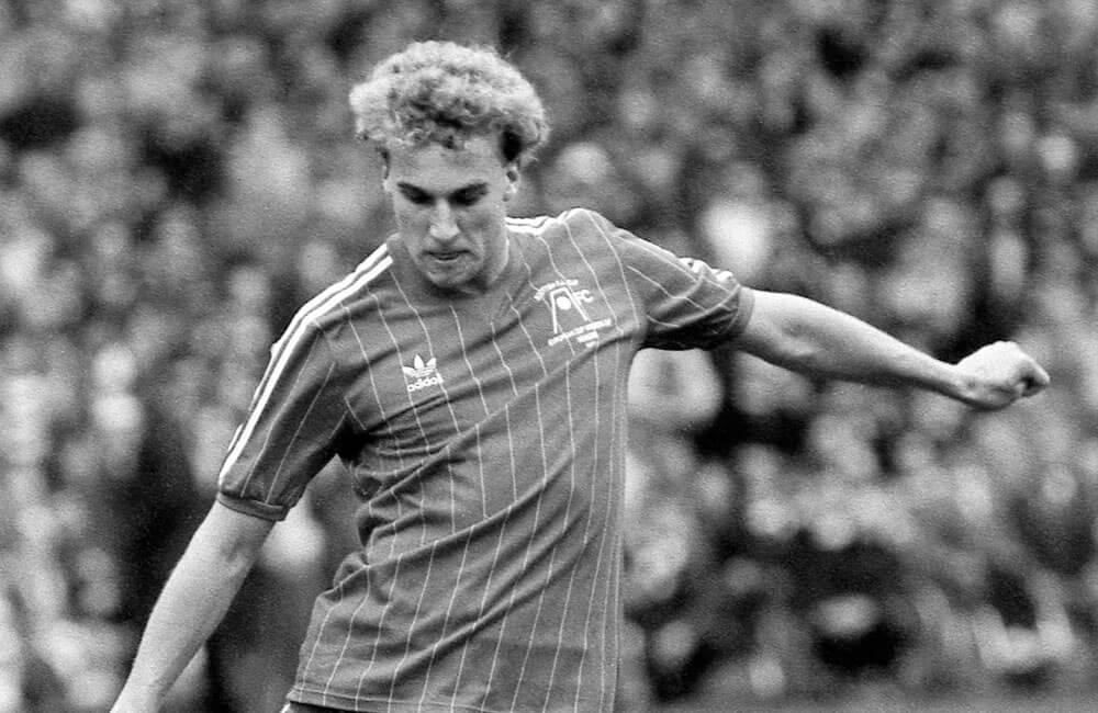 Image: Alex McLeish and Alan McRae pay tribute to Neale Cooper [Migrated]