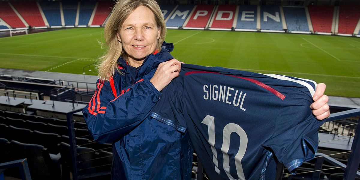 Image: Ten years and counting as Signeul signs new deal [Migrated]