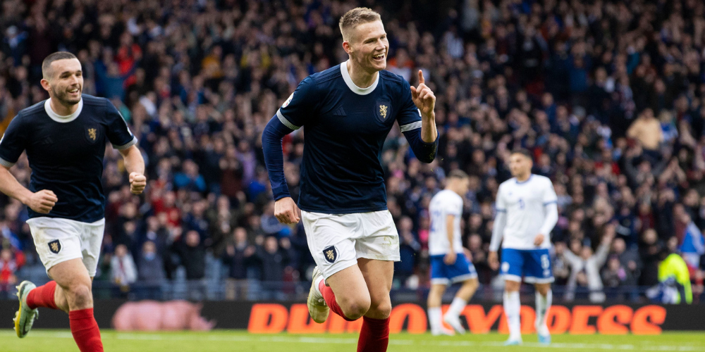 Image: Scotland hero presents EE Scotland Men’s Player of the Year 2023 award [Migrated]