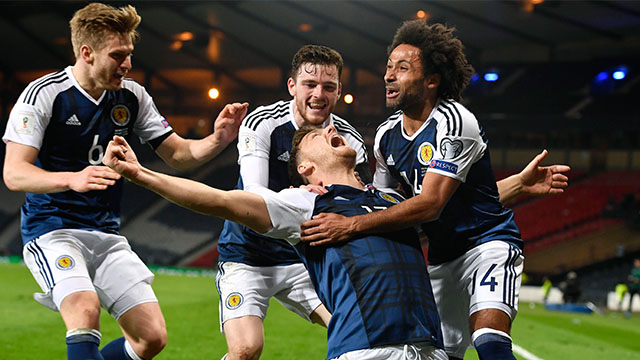 Image: Chris Martin the hero in vital win [Migrated]