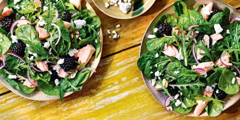 Salmon and spinach salad with blackberries 
