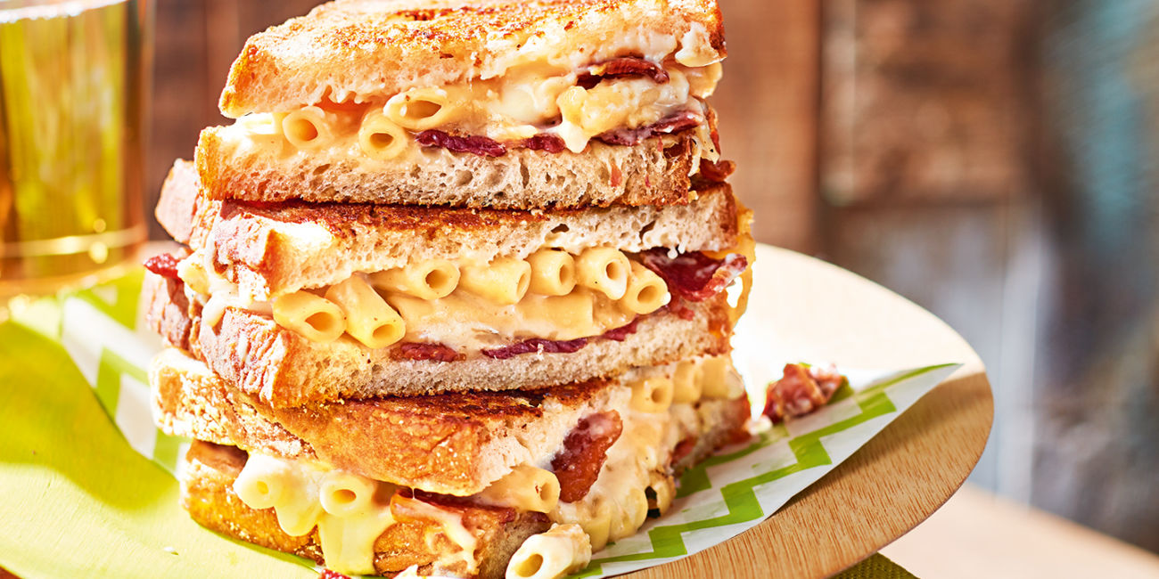 Grilled macaroni cheese and bacon sandwich