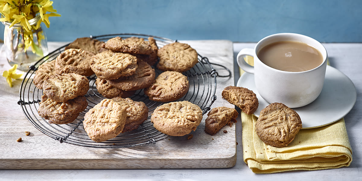 Five-ingredient peanut butter & chocolate cookies