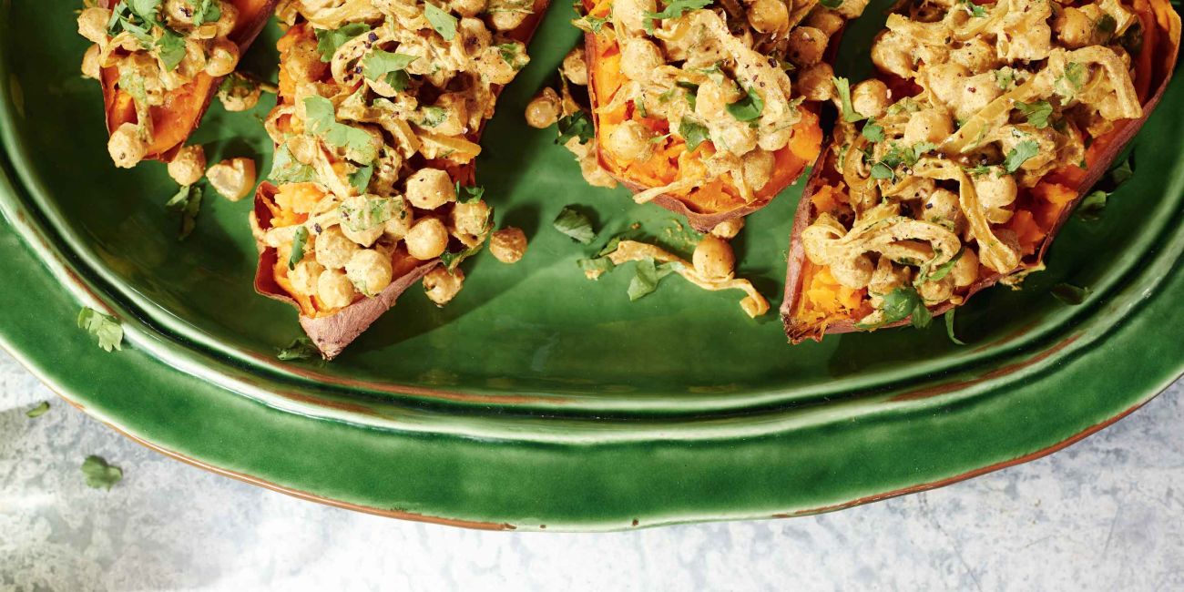 Sweet potatoes stuffed with spicy chickpeas 