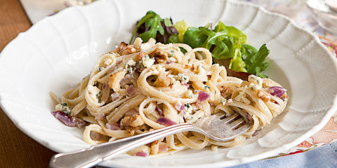 Linguine with blue cheese sauce