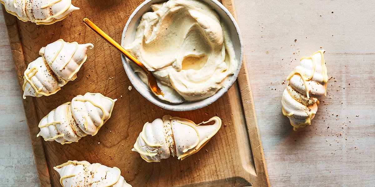 Eggnog meringue kisses