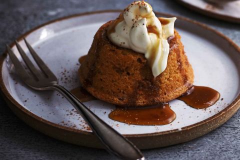 Brown sugar cakes with crème fraîche and coffee syrup 