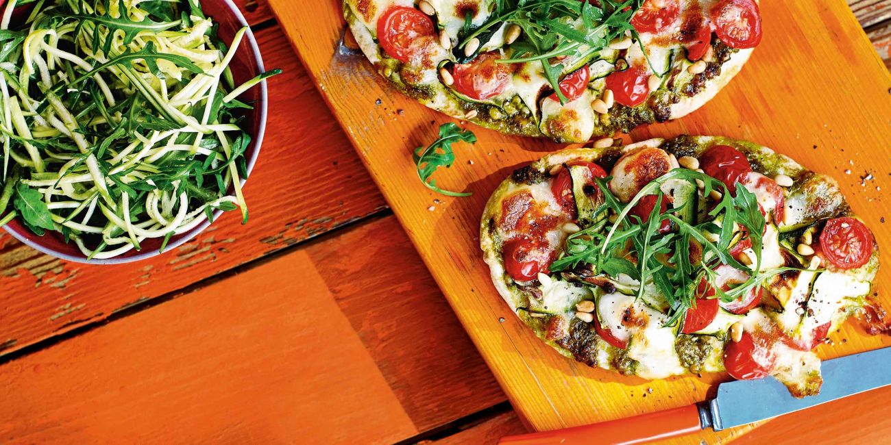 Pitta pizza with courgette salad