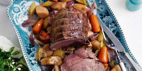 Roast beef with vegetables and gravy