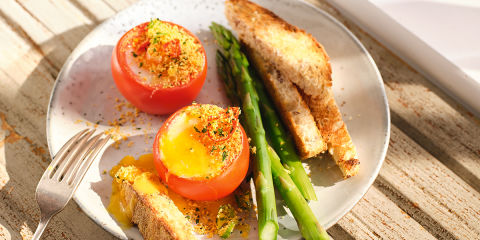 Baked tomato eggs with chilli breadcrumbs 