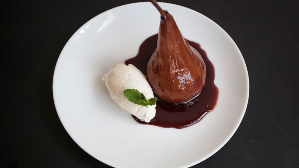Poached pears with vanilla cream