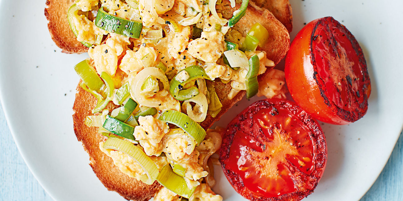 Scrambled eggs with leek and tomato
