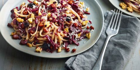 Braised red cabbage pasta with raisins and walnuts