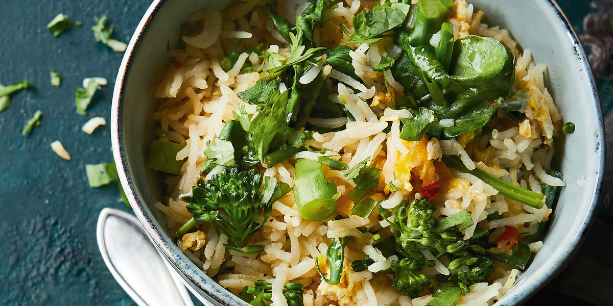 Green fried rice in a mug