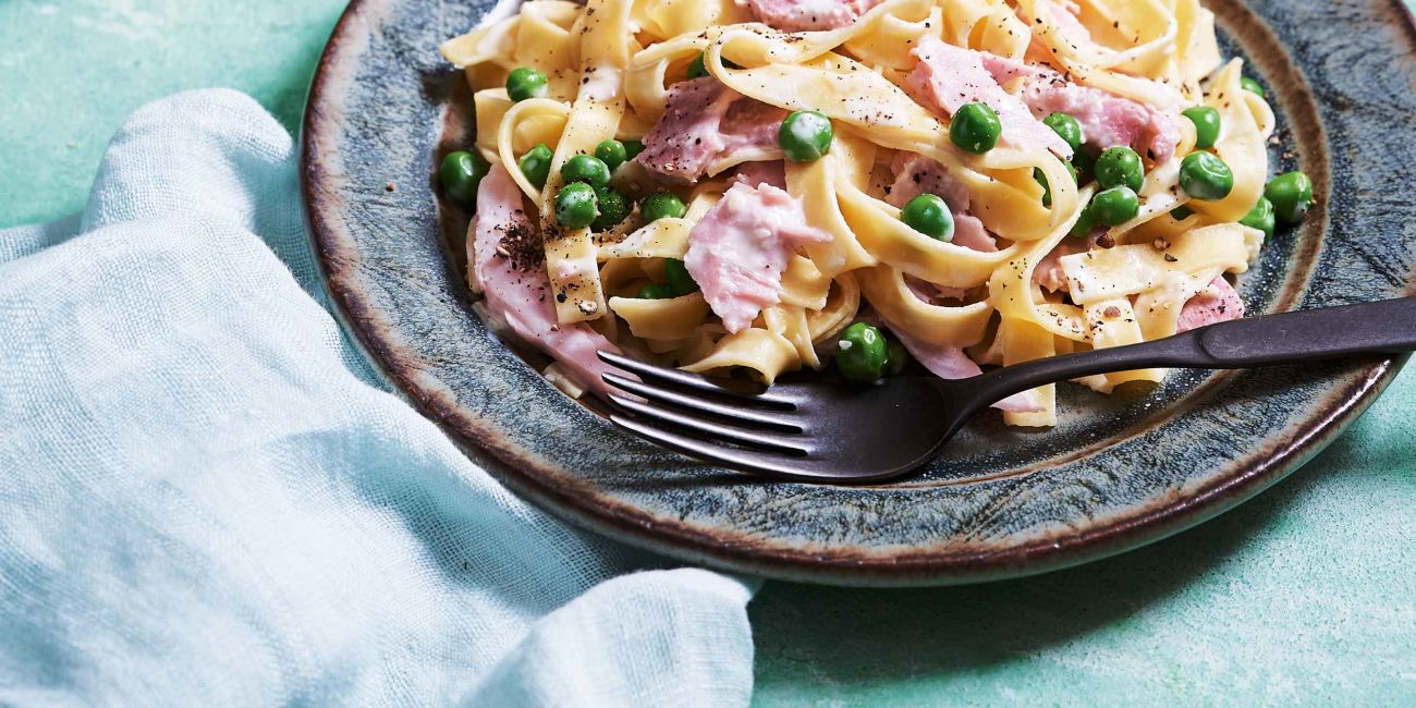 Pasta with ham and horseradish