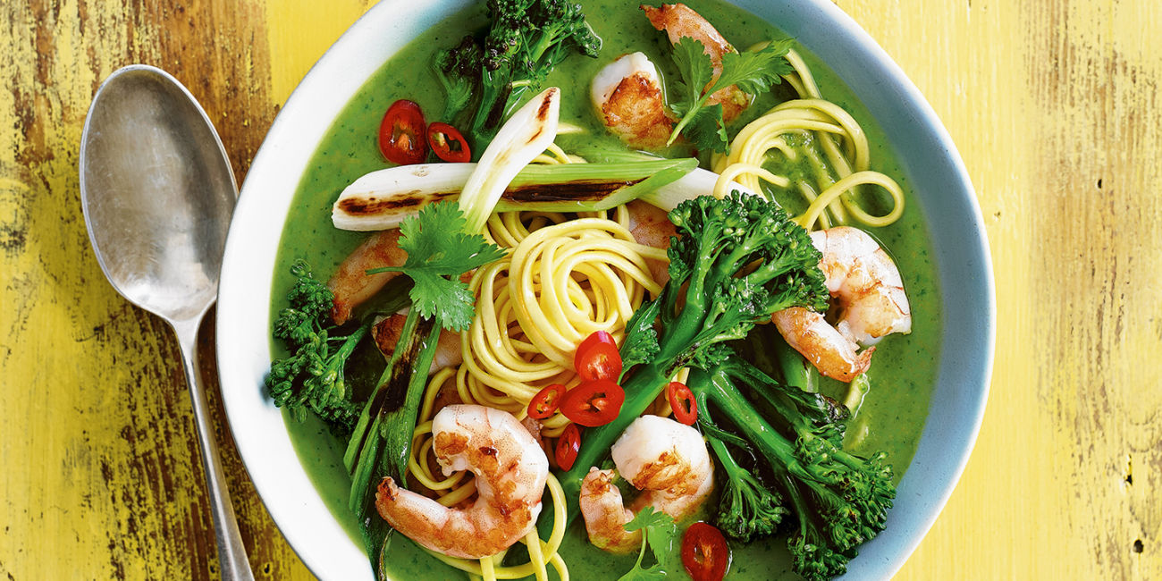 Green noodle soup with prawns