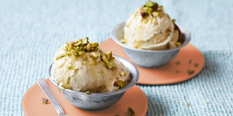 Honey and pistachio frozen yogurt