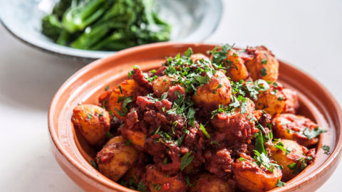 Chorizo patatas bravas