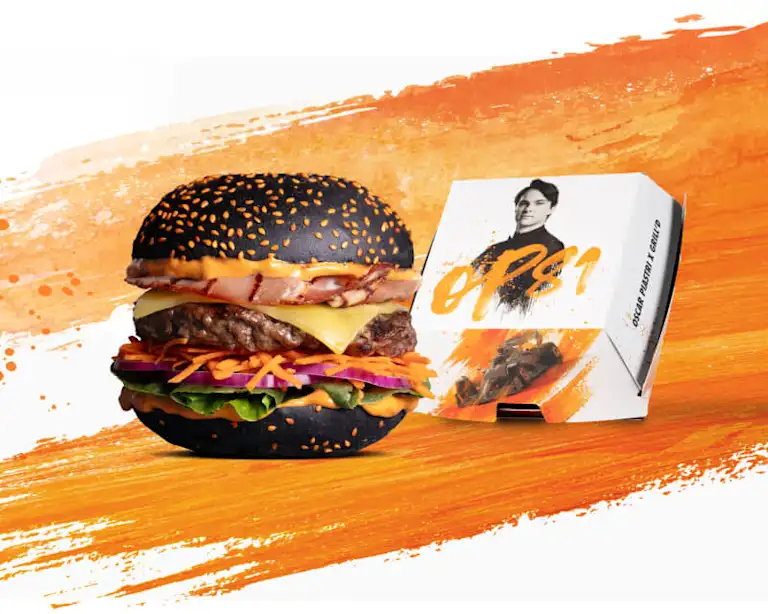 Oscar Piastri Wagyu Burger in a black charcoal bun with limited edition signature packing