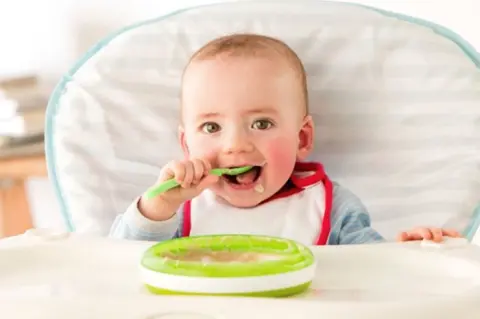 Mumsandbabes - Meniup Makanan Bayi Sesungguhnya Tidak Dianjurkan, Akan Menularkan Bakteri Ini!