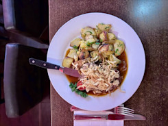 Deutsches Abendessen und Stripshow Erlebnis