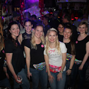 Unvergesslicher Kneipenabend mit Getränketürmen