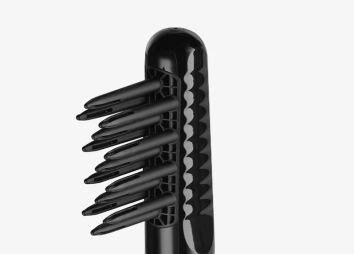 Μια μεγάλη στρογγυλή βούρτσα, ένας δάκτυλος όγκου και μια μικρή στρογγυλή βούρτσα είναι τα εξαρτήματα της ηλεκτρικής βούρτσας Braun Satin Hair 3 Airstyler