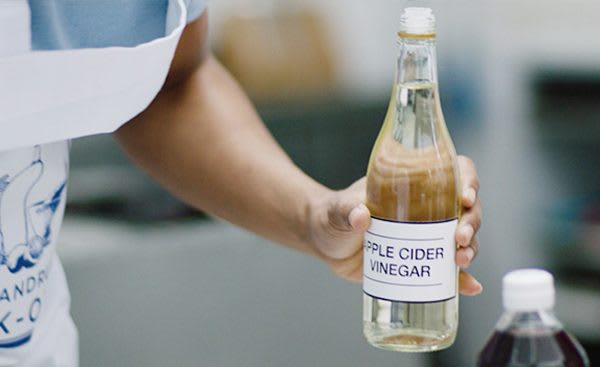 SOLUTIONS NATURELLES CONTRE LES PELLICULES : LE VINAIGRE DE CIDRE EST-IL EFFICACE POUR SE DÉBARRASSER DES PELLICULES?