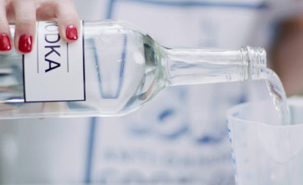SOLUTIONS NATURELLES CONTRE LES PELLICULES : LA VODKA EST-ELLE EFFICACE POUR SE DÉBARRASSER DES PELLICULES?