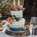 Bruidstaart met verschillende kleuren groen en rozen. green wedding cake
