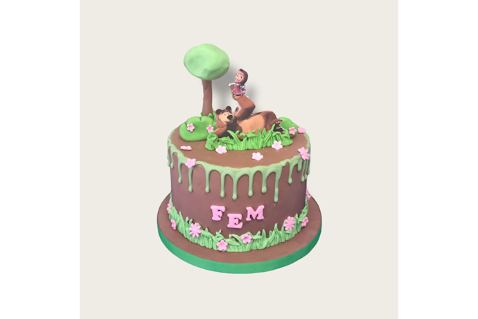 Een meisje en een lieve beer wonen samen in een huisje in het bos..  Haar stem kun je niet missen! marsha taart