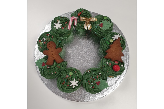Deze leuke opgespoten cupcakes worden geleverd in de vorm van een krans. Kerst krans cupcakes