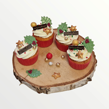 smeuïge cupcakes gedecoreerd met chocolade en creme. kerstcupcakes