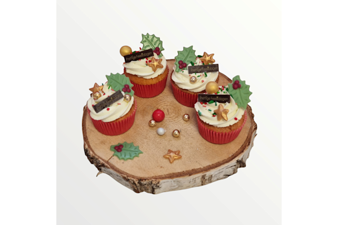smeuïge cupcakes gedecoreerd met chocolade en creme. kerstcupcakes