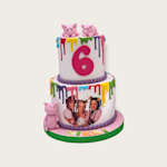 Vrolijk gekleurde taart van de 3 biggetjes. 3 biggen taart